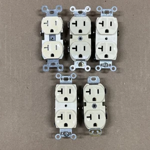 5) Receptáculo de salida dúplex MISC 20A 125V grado industrial marfil o almendra ligera - Imagen 1 de 4