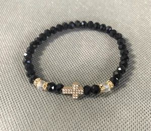 Pulsera con dije de cruz negra metálica cuentas octágonas multicolor elástica - Imagen 1 de 10
