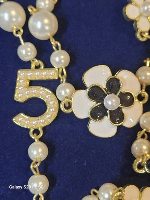 Collar Flor #5 Inspirado en Diseñador Hilo Largo Imitación Perla Esmalte Blanco y Negro Foto 1 de 4