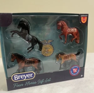 Breyer Stablemates FFA Four Horse Gift Set Tractor Supply Company Maßstab 1:32 - Bild 1 von 13