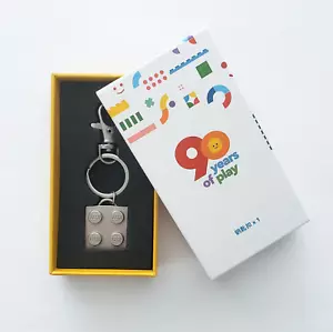 LEGO '90 YEARS OF PLAY' KEYRING 100871 90th ANNIVERSARY 2 x 2 METAL RARE VIP NEW - Picture 1 of 5