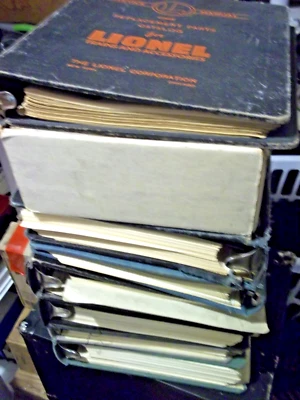 Lote de colección de 49 libras de catálogos/manuales/piezas de reemplazo LIONEL TRAIN páginas Foto 1 de 4