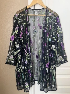 Espanador Catherines 4X Malha Bordada Floral Frente Aberta Boho Topper Cover Up - Imagem 1 de 4