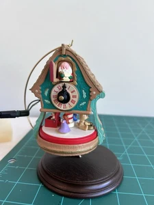 Reloj Encantado Hallmark Keepsake Ornament 1992 Luz Mágica y Movimiento - Imagen 1 de 3
