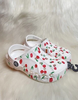 NUEVO Zuecos Crocs Baya Sandalias Sin Cordones Cerezas Niños C 12 Niño Talla Zapatos Foto 1 de 4
