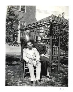 TRE ACCANTO AL GAZIBO,CHICAGO,IL,1926.FOTO VINTAGE 4,6" x 3,6"^4 - Foto 1 di 2
