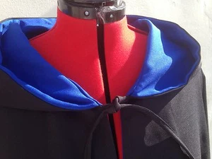übergroßer schwarzer Kapuzenmantel mit Ärmeln. mit blauem Futter Harry Zaubererschule - Bild 1 von 4