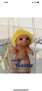 Muñeca Norfin Troll Niño Pequeño Pelo Amarillo De Pie En Estuche - Imagen 1 de 4