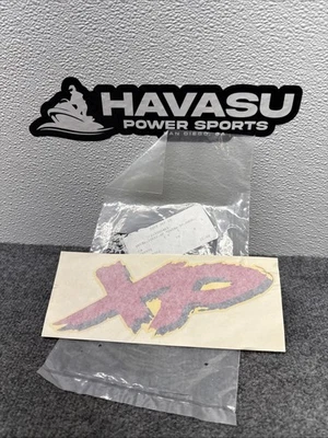 219900463 1995 Seadoo XP Frontal Almacenamiento Capucha Cubierta Emblema Pegatina Rojo Foto 1 de 3