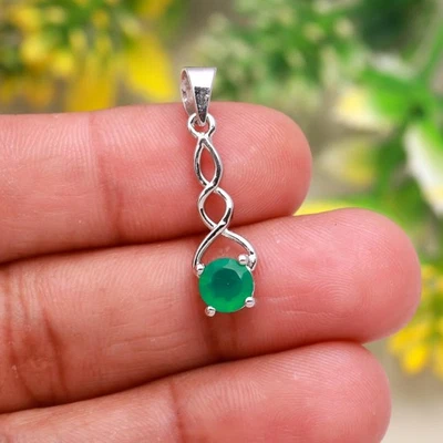 Colgante infinito de ónix verde | Piedra preciosa de corte redondo en montura de plata de ley Foto 1 de 4