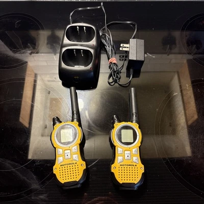 Motorola MR350R Walkie Talkie 35-Mile Range Two-Way Radio And Charger No Battery - Image 1 of 4