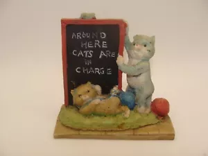 "Estatuilla Around Here CATS Are In Charge ~ En muy buena condición ~ 3"" x 3,25"" ~" - Imagen 1 de 4