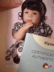 Muñeca de vinilo suave ""Kiyomi"" 19" pulgadas ""Paradise Galleries - Imagen 1 de 8
