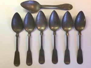 Sette (7) antichi cucchiai da zuppa vintage - 6 di un modello, 1 di un altro modello - Foto 1 di 7