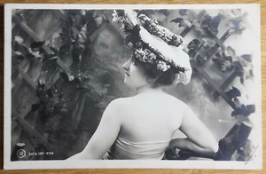 Mujer arriesgada vintage en sombrero con postal desnuda alrededor de 1910 - Imagen 1 de 1