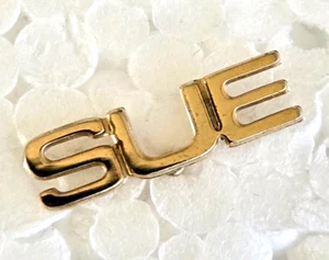Vintage Name Sue kleine goldfarbene Krawattennadel 11/16 Zoll - Bild 1 von 5