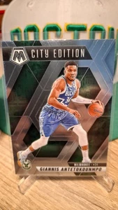 2024-25 Panini Mosaic Basketball Giannis Antetokounmpo City Edition - Foto 1 di 2