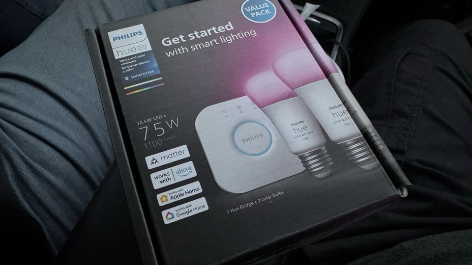 Philips Hue Blanco y Color Ambiente A19 Bluetooth 75W Smart LED Starter Kit Foto 1 de 3
