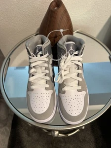 Jordan 1 Mid Big Kids Size 5.5y - Picture 1 of 5