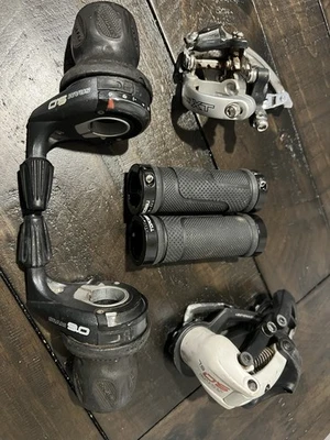 Juego de empuñaduras de cambio delanteras y traseras SRAM 9.0 Grip Shift 9 velocidades Foto 1 de 3