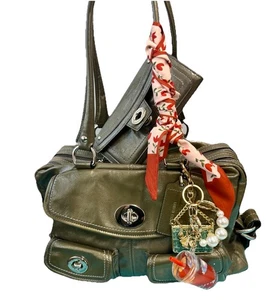 COACH Legacy Edición Limitada en Verde Salvia Perlado con Cartera y Acceso a Juego - Imagen 1 de 19