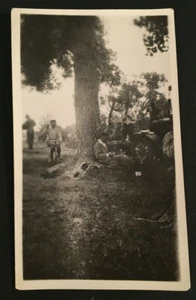 Vintage Unusual Neat Photo of Friends having Lunch by Tree & Model T Car #4226 - Imagen 1 de 1