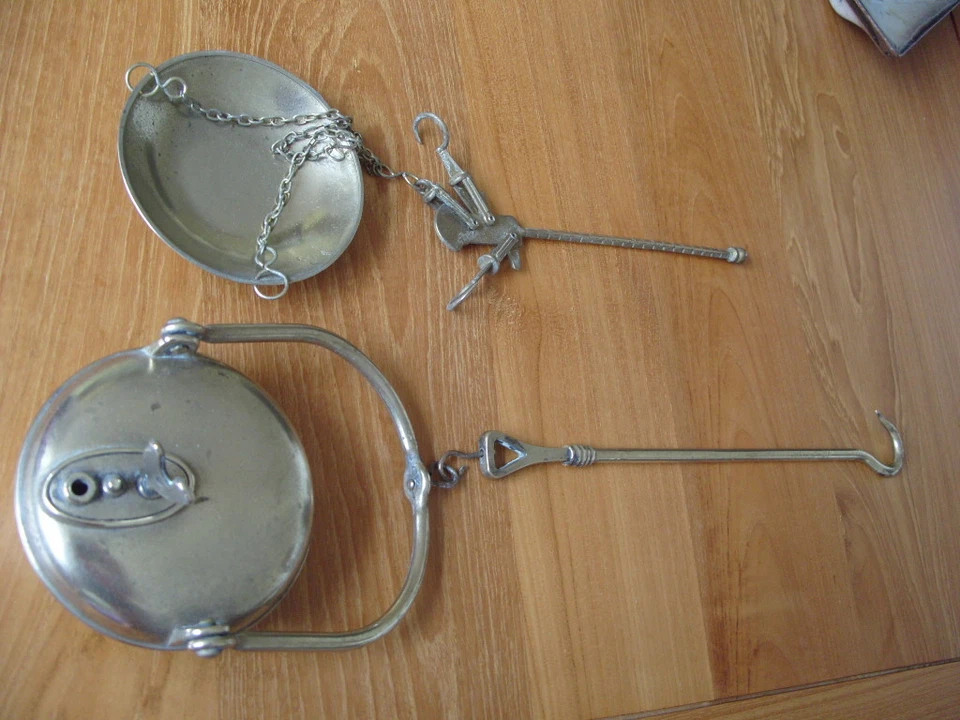 ANCIENNE LAMPE A HUILE EN LAITON + PETITE BALANCE / PÈSE-LETTRES EN CADEAU - Photo 1/1