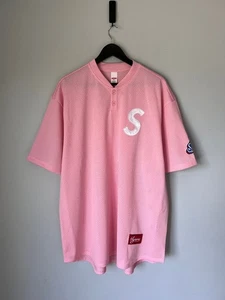 Camiseta de béisbol Supreme S Logo Henley - Talla XXL - Rosa - NUEVA - Imagen 1 de 8