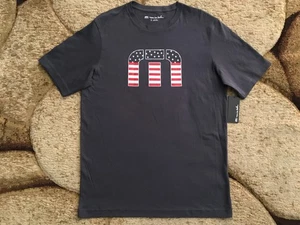 Travis Mathew Golf T-Shirt Mens Size Small Logo Flag Print Blue Stars Stripe NWT - Picture 1 of 3