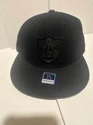 OAKLAND RAIDERS 黑色锐步 NFL 合身帽 - 尺寸:7 3/8(阅读) — 第 1/4 张图片