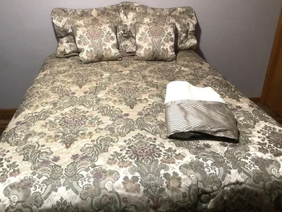 Комплект постельного белья Croscill Windsor Gold Flower Brocade Queen 6 шт. - Изображение 1 из 4