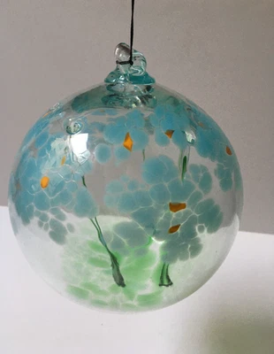 Kitras Arte Vidrio Árbol del Encantamiento Lg 6” Bola Orbe Soplada a Mano Flores Azules Foto 1 de 3
