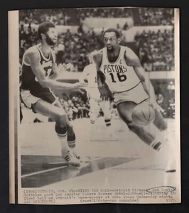 1975 Press Photo, Bob Lanier Detroit Pistons vs Kareem Abdul-Jabbar L.A. Lakers - Picture 1 of 2