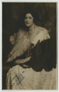 La cantarice Tamara dans la rôle de la Traviata. Photo Mario Crimella, Milan. - Picture 1 of 1