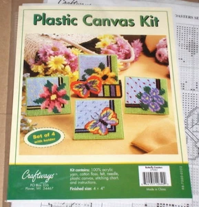 Kit de posavasos de lona de plástico flores/mariposas (4) con soporte nuevo en paquete - Imagen 1 de 3