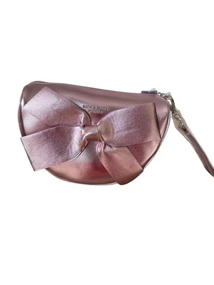 Bolsa cosmética Bath & Body Works arco metálico rosa com zíper e alça de pulso - Imagem 1 de 4