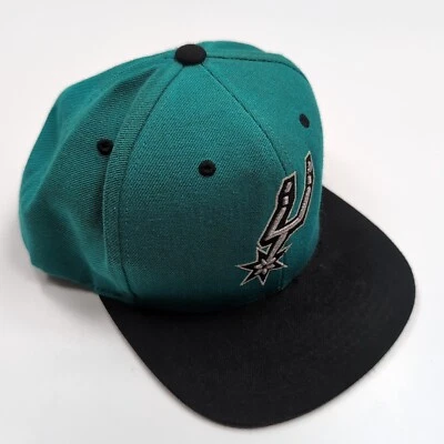 Gorra de ala plana Mitchell & Ness bordada negra verde azulado de los San Antonio Spurs Foto 1 de 4