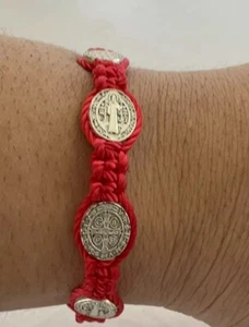 Pulso Siete Medallas San Benito para Protección Tejida Mano con Hilo Rojo - Imagen 1 de 5