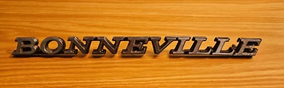 VINTAGE 1971-1972 PONTIAC BONNEVILLE FENDER EMBLEM OEM 482758 GM - Image 1 of 4