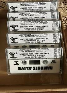 Ramones - Alive Palasport 1st Italian Show limited to 45 TAPE NEW YORK DOLLS - Bild 1 von 1