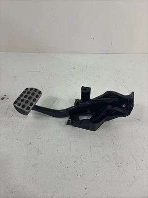 2003-2006 MERCEDES BENZ R230 SL500 SL600 BRAKE PEDAL ASSEMBLY - Image 1 of 4