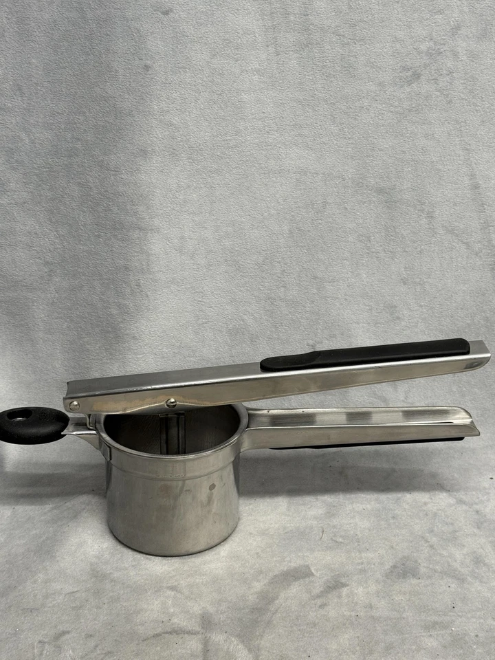 Herramienta de cocina OXO Good Grips Potato Ricer de acero inoxidable prensa trituradora agarre suave Foto 1 de 4