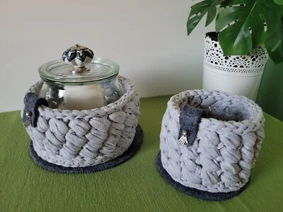 Häkelkörbe 2x & Glas mit Deckel Handarbeit Bändchengarn grau mit Zubehör - Neu!! - Bild 1 von 4