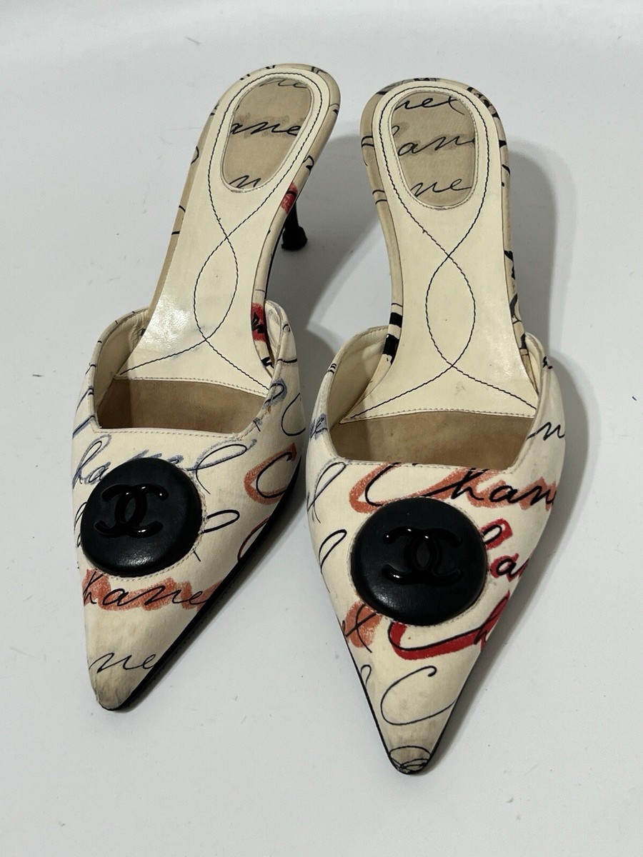 靴 CHANEL CC Print Mule Heels 2000s Vtg Chanel Script Print CC Logo Mule Heels 37.5 | eBay