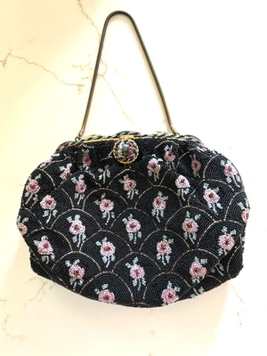 Bolsa de corrente vintage anos 50 preta com miçangas alça forrada de cetim rosas pequenas Paris - Imagem 1 de 4