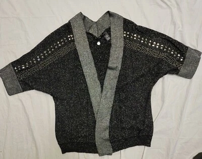Cárdigan mediano con hebilla BKE Boutique negro plateado tachonado Foto 1 de 4