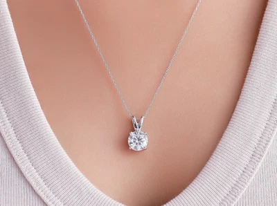 Colgante solitario redondo de diamantes de 3/4 quilates de oro blanco de 14 quilates cultivado en laboratorio Foto 1 de 4