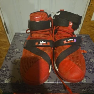 Nike Lebron Soldier IX 9 University Rojo Negro Zapatos 776471-606 2015 Talla 6Y - Imagen 1 de 6
