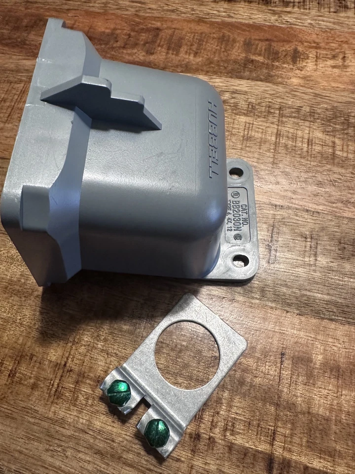 CAJA NO METÁLICA HUBBELL BB60N PARA RECEPTÁCULO O ENTRADA DE PASADOR Y FUNDA 60A Foto 1 de 3