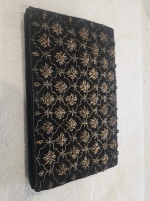 Cartera clutch vintage de terciopelo - diseño floral bordado dorado hecha en India Foto 1 de 4